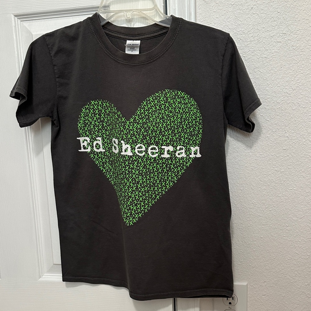 Ed Sheeran concert dark gray T-Shirt with Green Heart Graphic